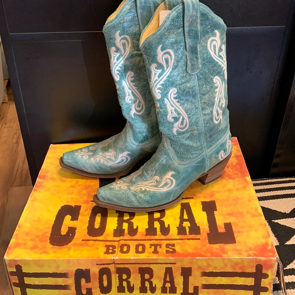 Corral Women's Turquoise Embroidered Cowboy Boots